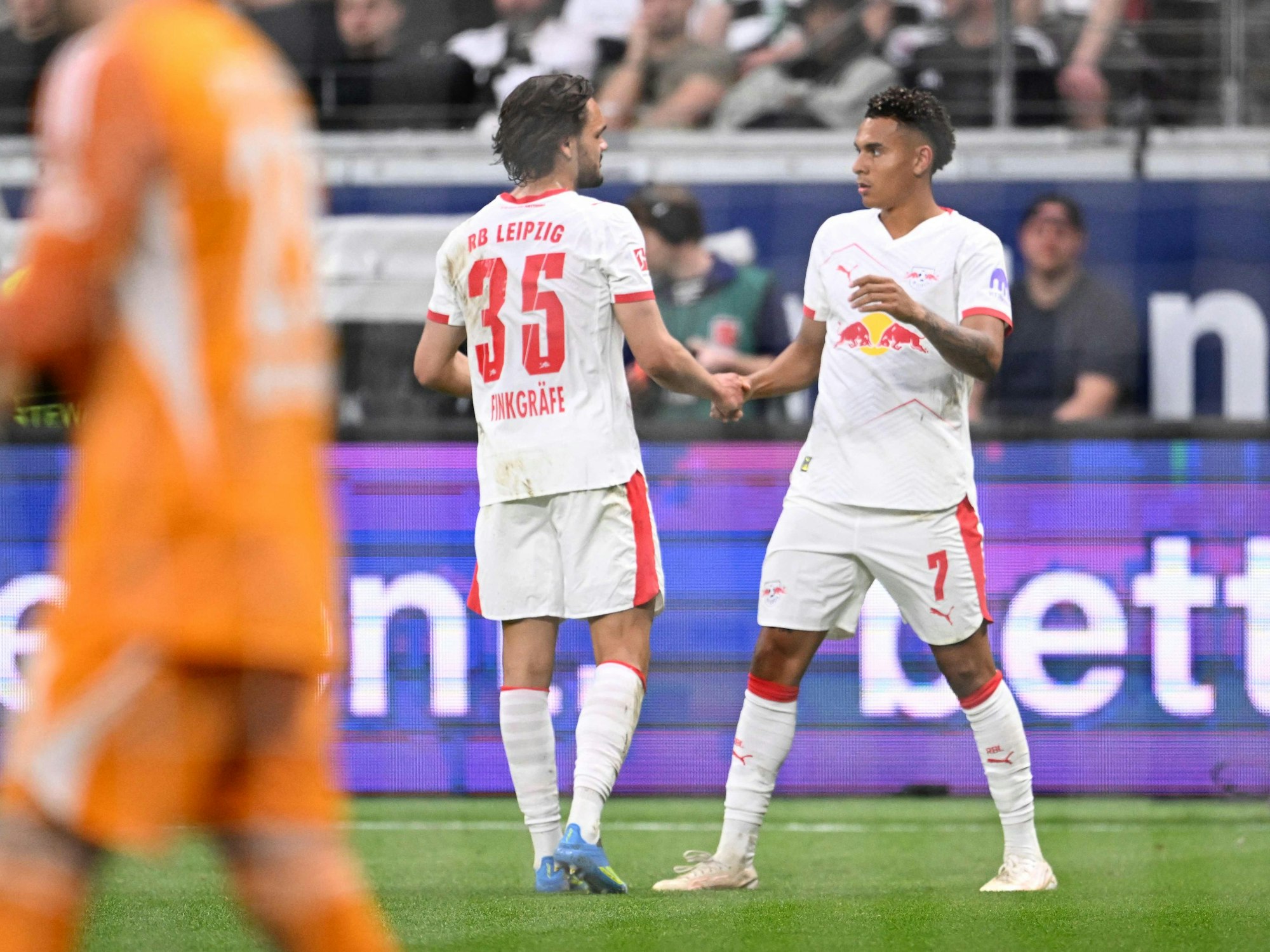 Torschütze Antonio Nusa (r) und Vorbereiter Max Finkgräfe feiern den Treffer zum 2:1.