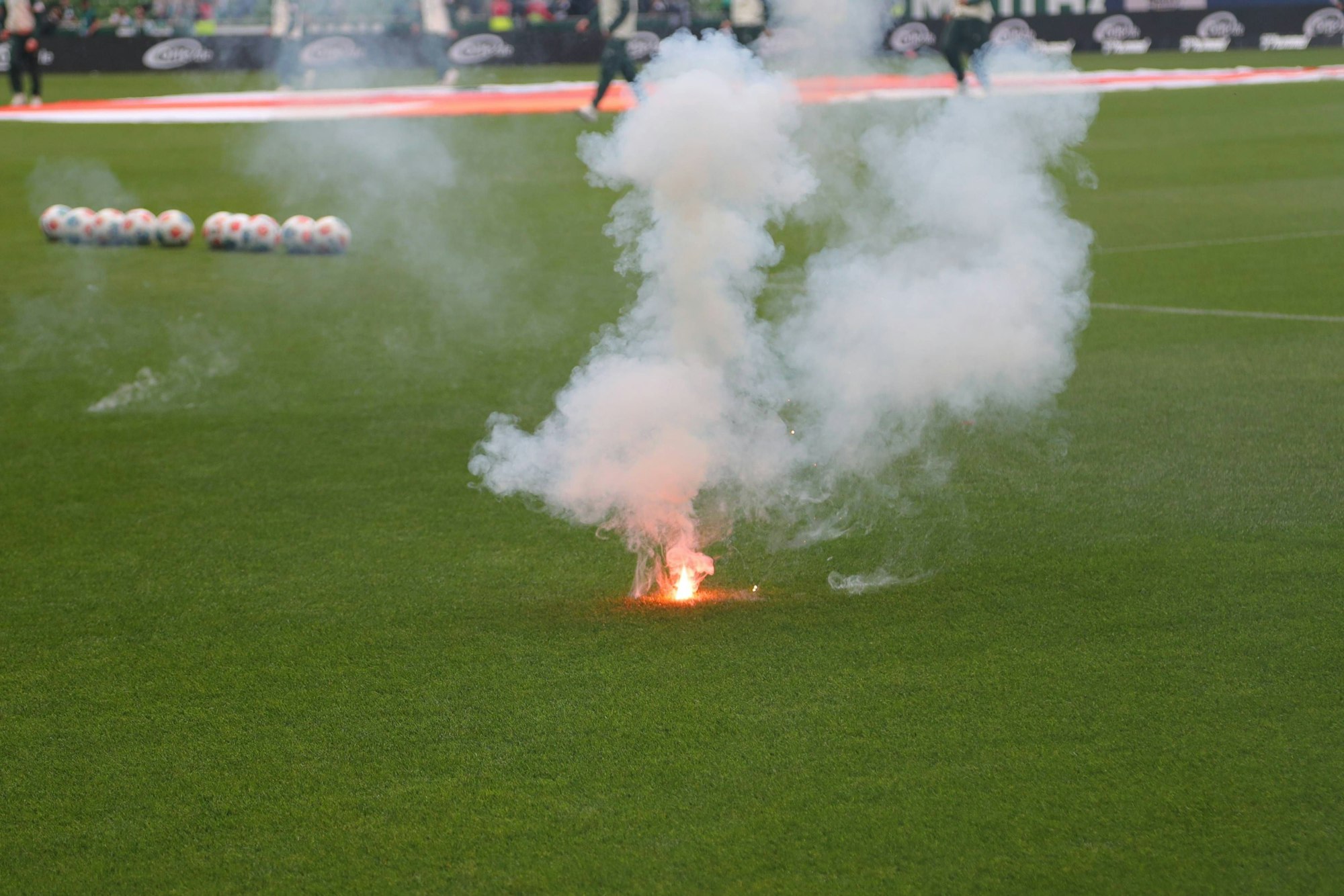 HSV-Fans zündeten im Gästeblock Raketen und Rauchbomben. Einige Knallkörper flogen in Richtung Werder-Fans. Auch der Rasen wurde getroffen.