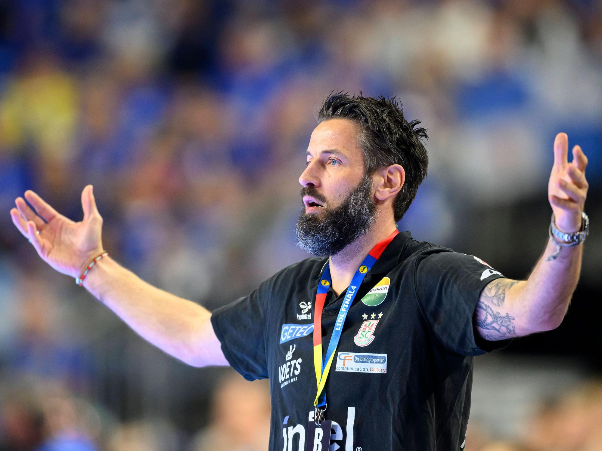 Trainer Bennet Wiegert an der Seitenlinie.