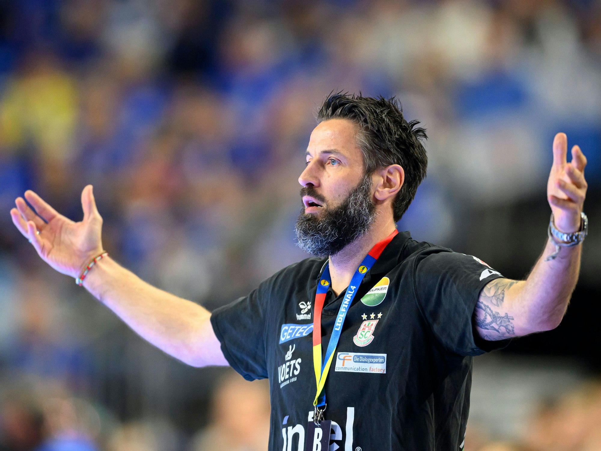 Trainer Bennet Wiegert an der Seitenlinie.