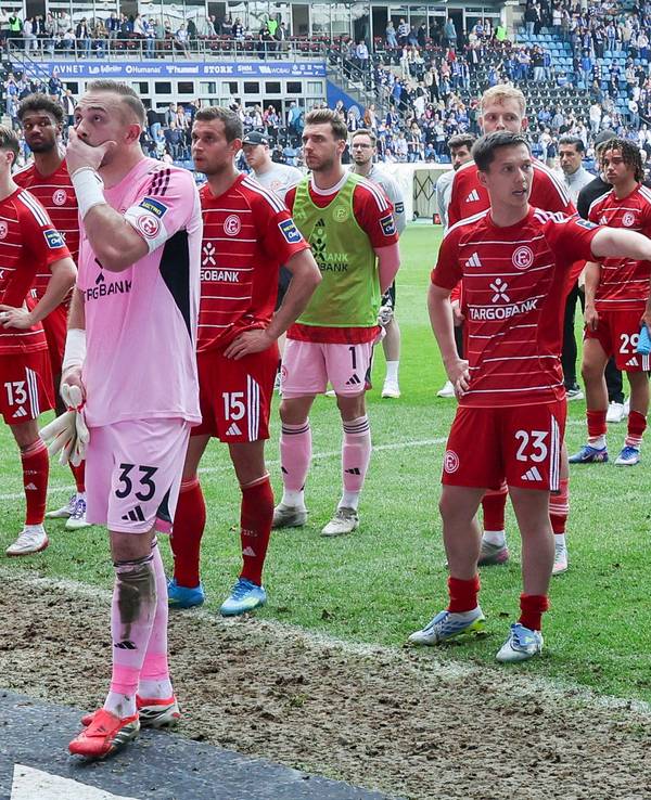Die Spieler von Fortuna Düsseldorf stehen nach dem Spiel in Magdeburg enttäuscht vor dem Fanblock.
