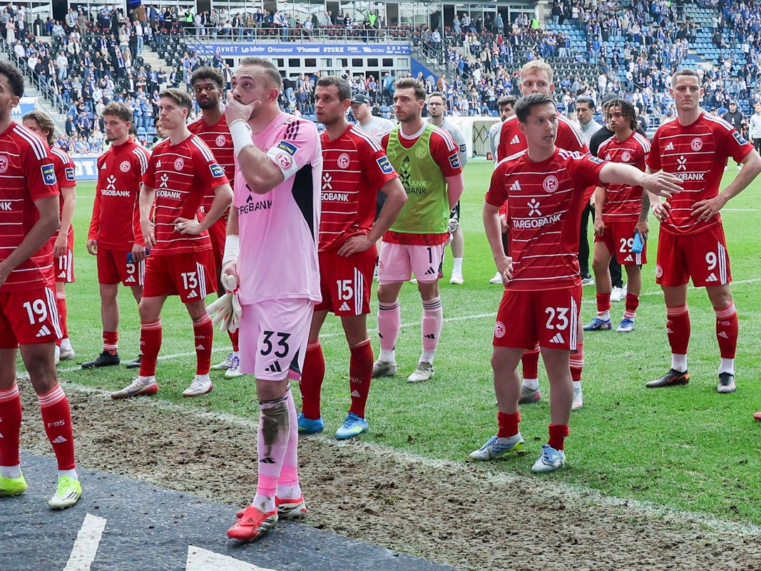 Die Spieler von Fortuna Düsseldorf stehen nach dem Spiel in Magdeburg enttäuscht vor dem Fanblock.