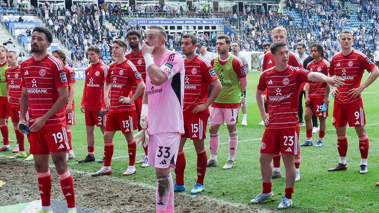 Die Spieler von Fortuna Düsseldorf stehen nach dem Spiel in Magdeburg enttäuscht vor dem Fanblock.