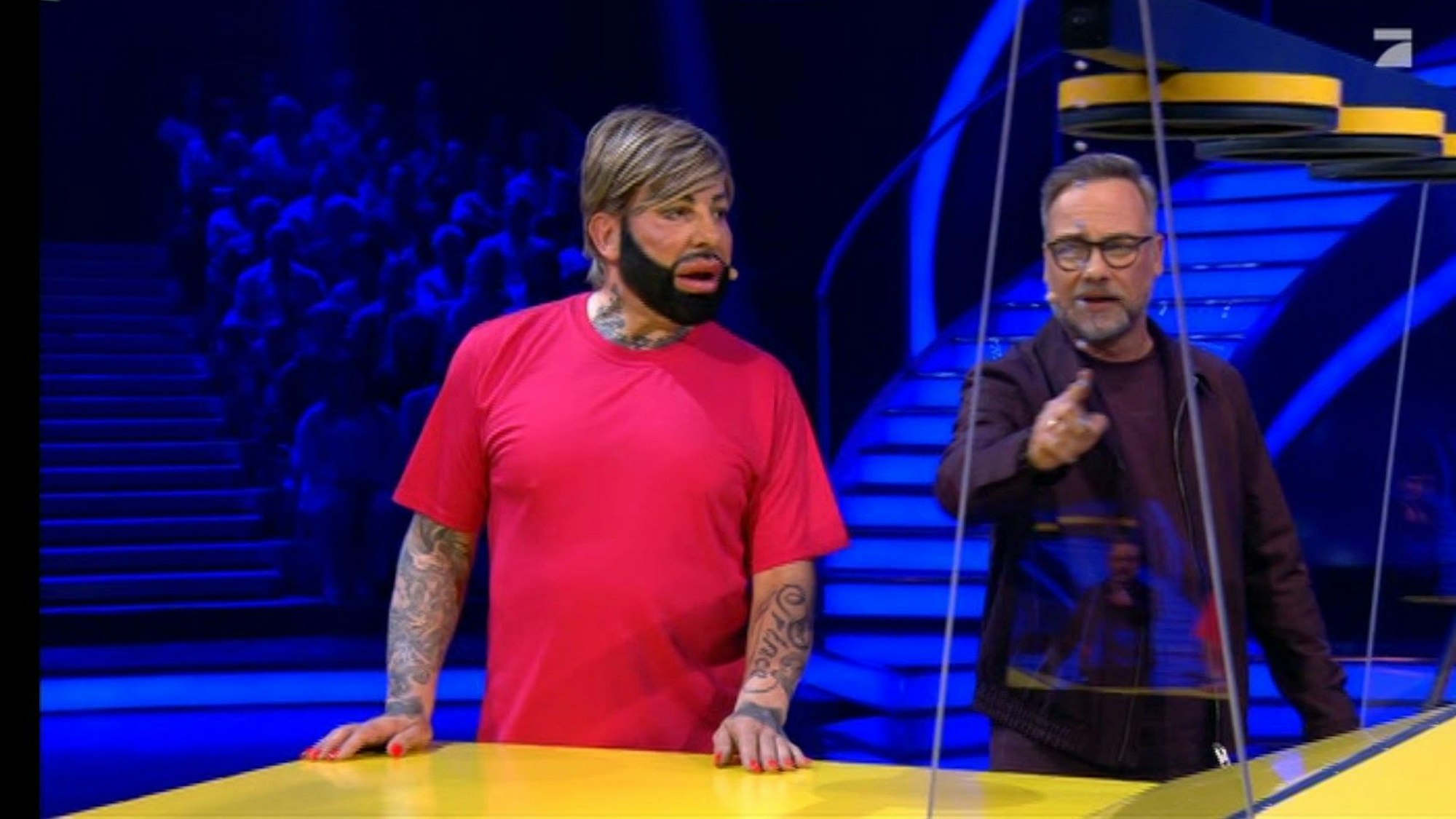 Harald Glööckler (l.) machte Moderator Matthias Opdenhövel direkt zum Start eine klare Ansage.