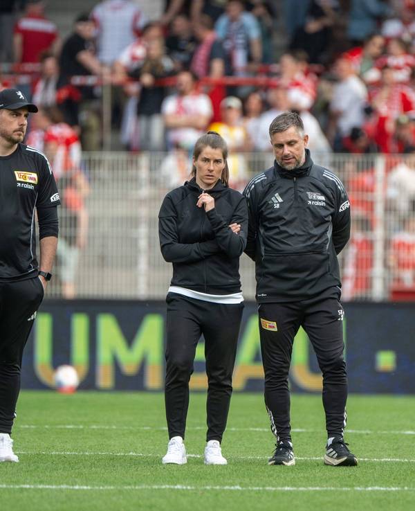 Trainerin Marie-Louise Eta (m.) mit ihren Co-Trainern Andreas Kerwin und Sebastian Bönig schauen nach der Niederlage gegen Wolfsburg frustriert.