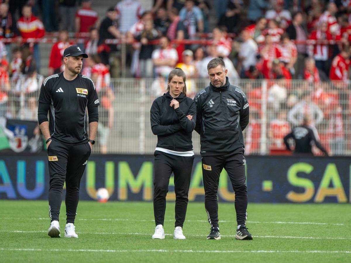 Trainerin Marie-Louise Eta (m.) mit ihren Co-Trainern Andreas Kerwin und Sebastian Bönig schauen nach der Niederlage gegen Wolfsburg frustriert.