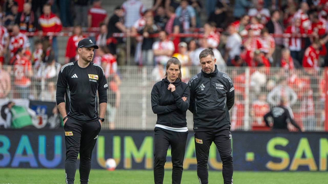Trainerin Marie-Louise Eta (m.) mit ihren Co-Trainern Andreas Kerwin und Sebastian Bönig schauen nach der Niederlage gegen Wolfsburg frustriert.