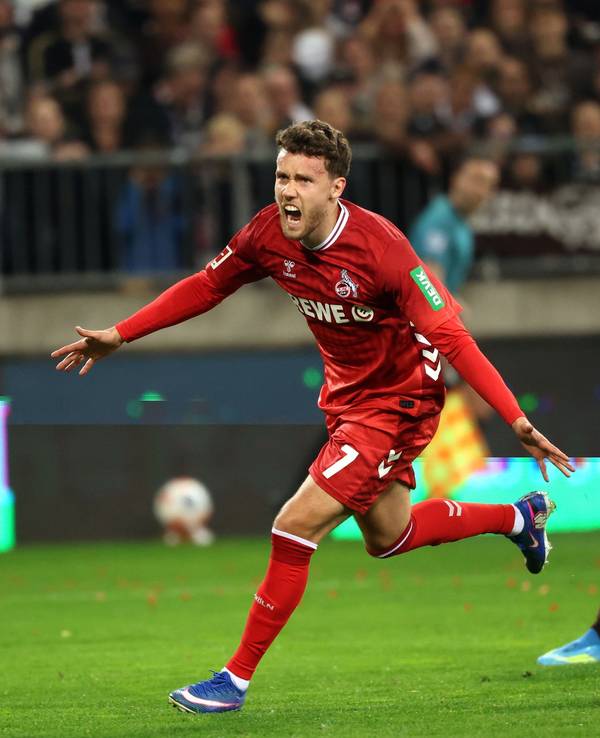 Luca Waldschmidt (l, 1. FC Köln) jubelt nach einem 1:1 Ausgleichstreffer, während Jackson Irvine (FC. St. Pauli) zusieht.