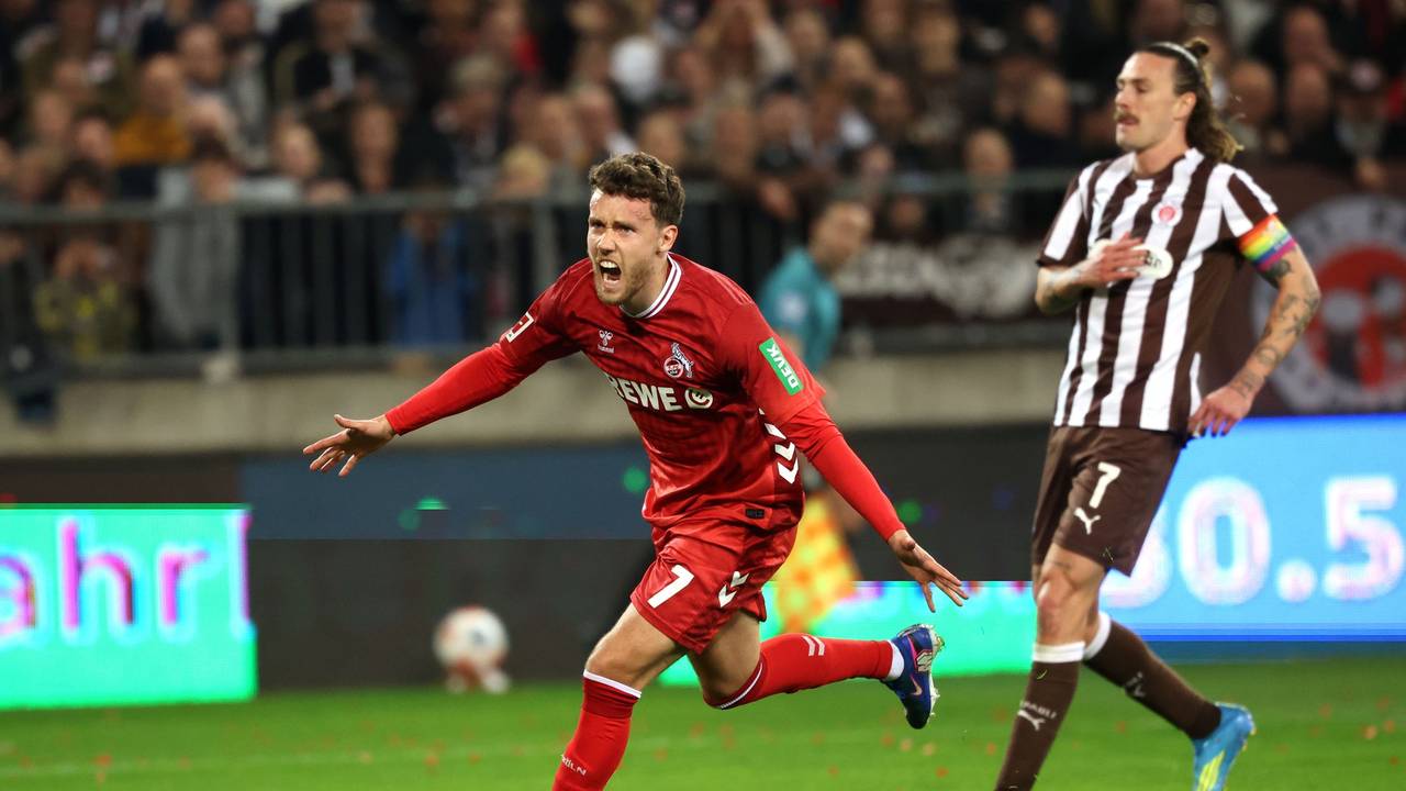 Luca Waldschmidt (l, 1. FC Köln) jubelt nach einem 1:1 Ausgleichstreffer, während Jackson Irvine (FC. St. Pauli) zusieht.