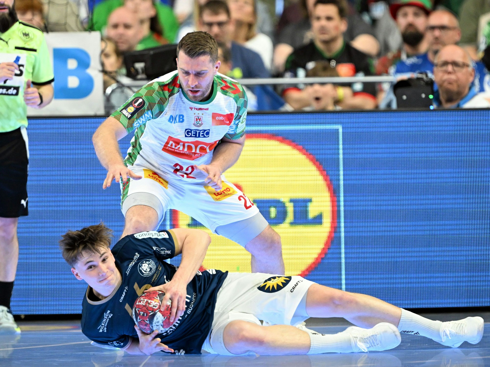 Julian Fuchs und Lukas Merten kämpfen um den Ball.