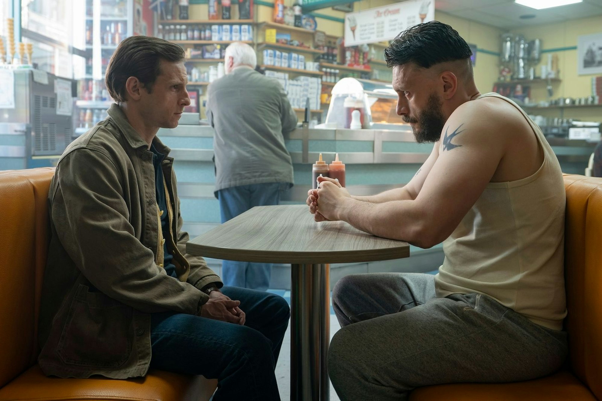 Auch wenn sie nicht blutsverwandt sind, teilen Niall (Jamie Bell, links) und Ruben (Richard Gadd) ihr ganzes Leben - so unterschiedlich sie auch sein mögen. (Bild: HBO Max)