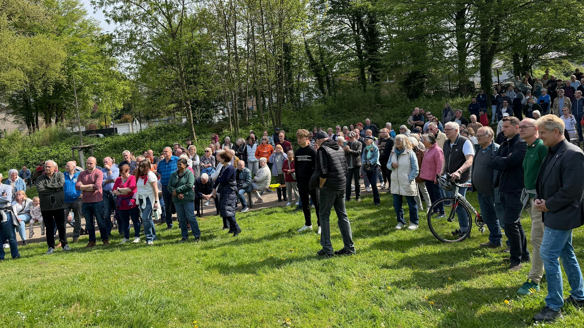 Teilnehmer der Demo am Flachsrosterweg
