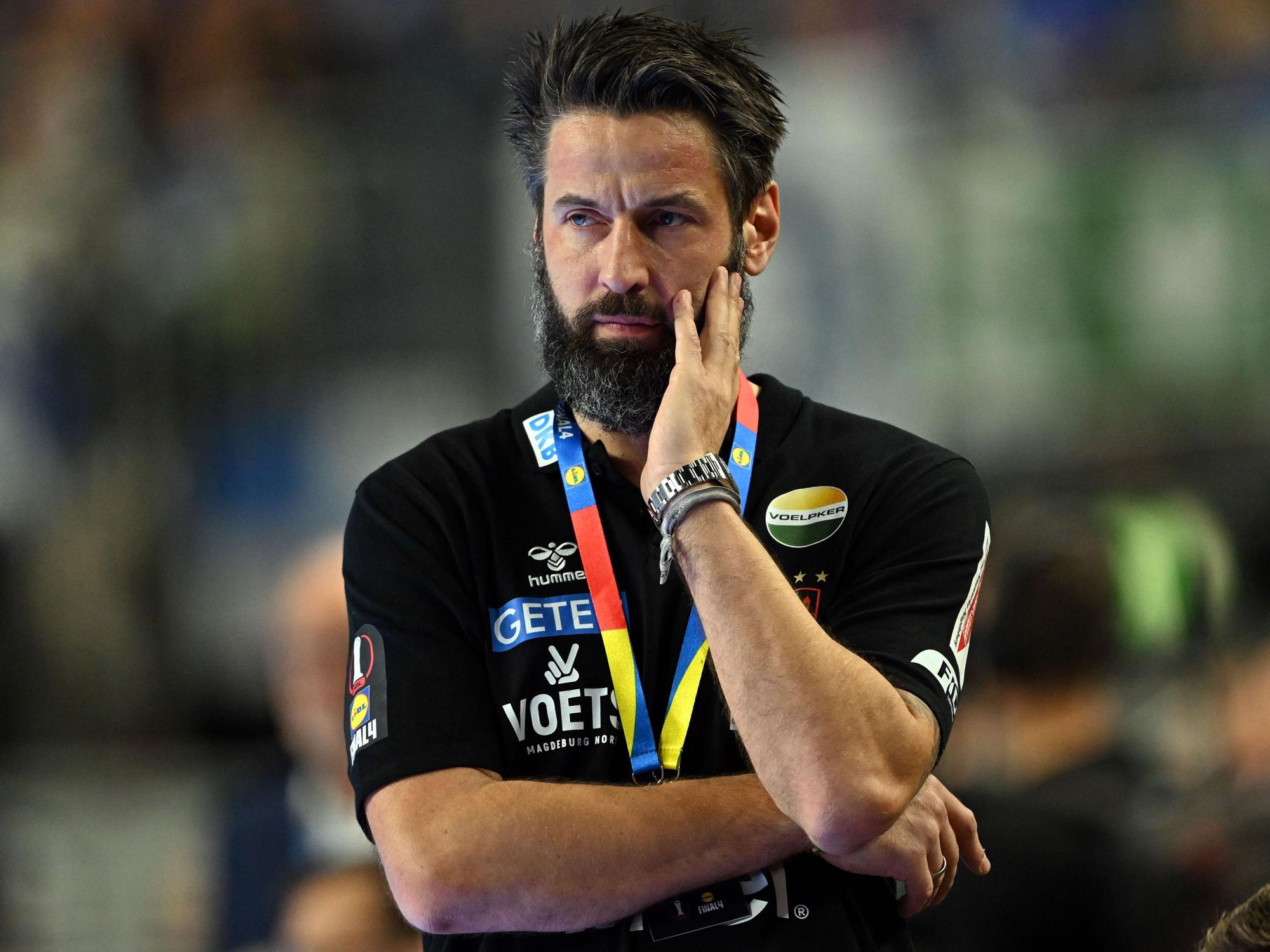 Trainer Bennet Wiegert (SC Magdeburg) verfolgt das Spiel an der Seitenlinie.