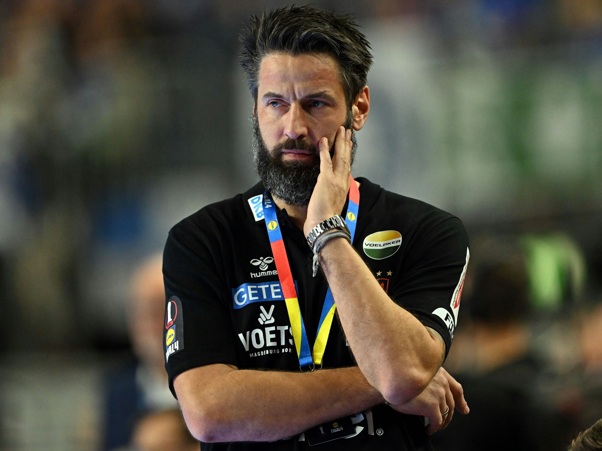 Trainer Bennet Wiegert (SC Magdeburg) verfolgt das Spiel an der Seitenlinie.