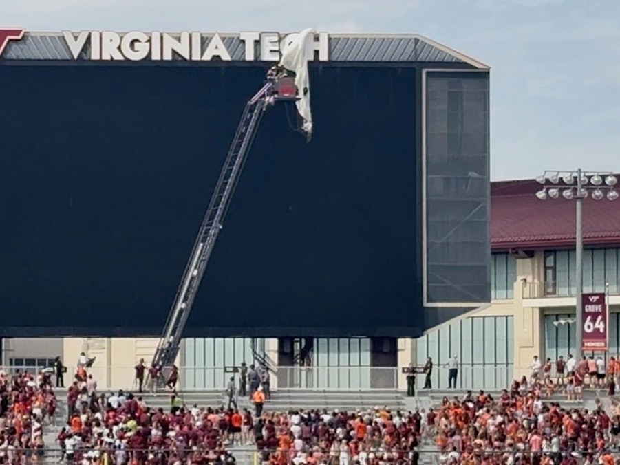 College Football: Fallschirmspringer prallt gegen Anzeigetafel