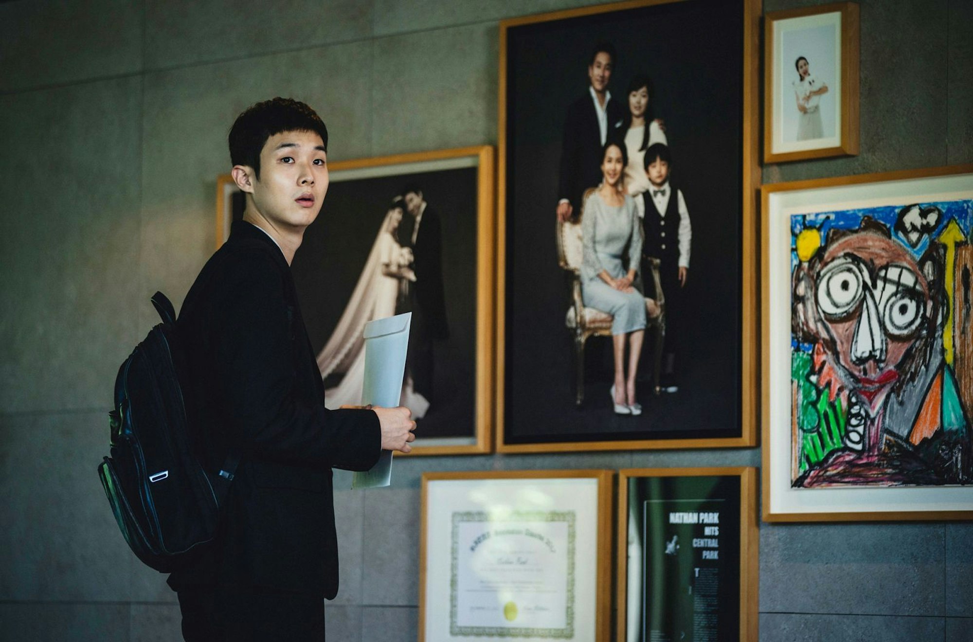 Eine große Chance: Ki-woo (Choi Woo-shik) ergattert einen Job als Nachhilfelehrer bei der wohlhabenden Familie Park. (Bild: ARD Degeto Film/KochMedia)