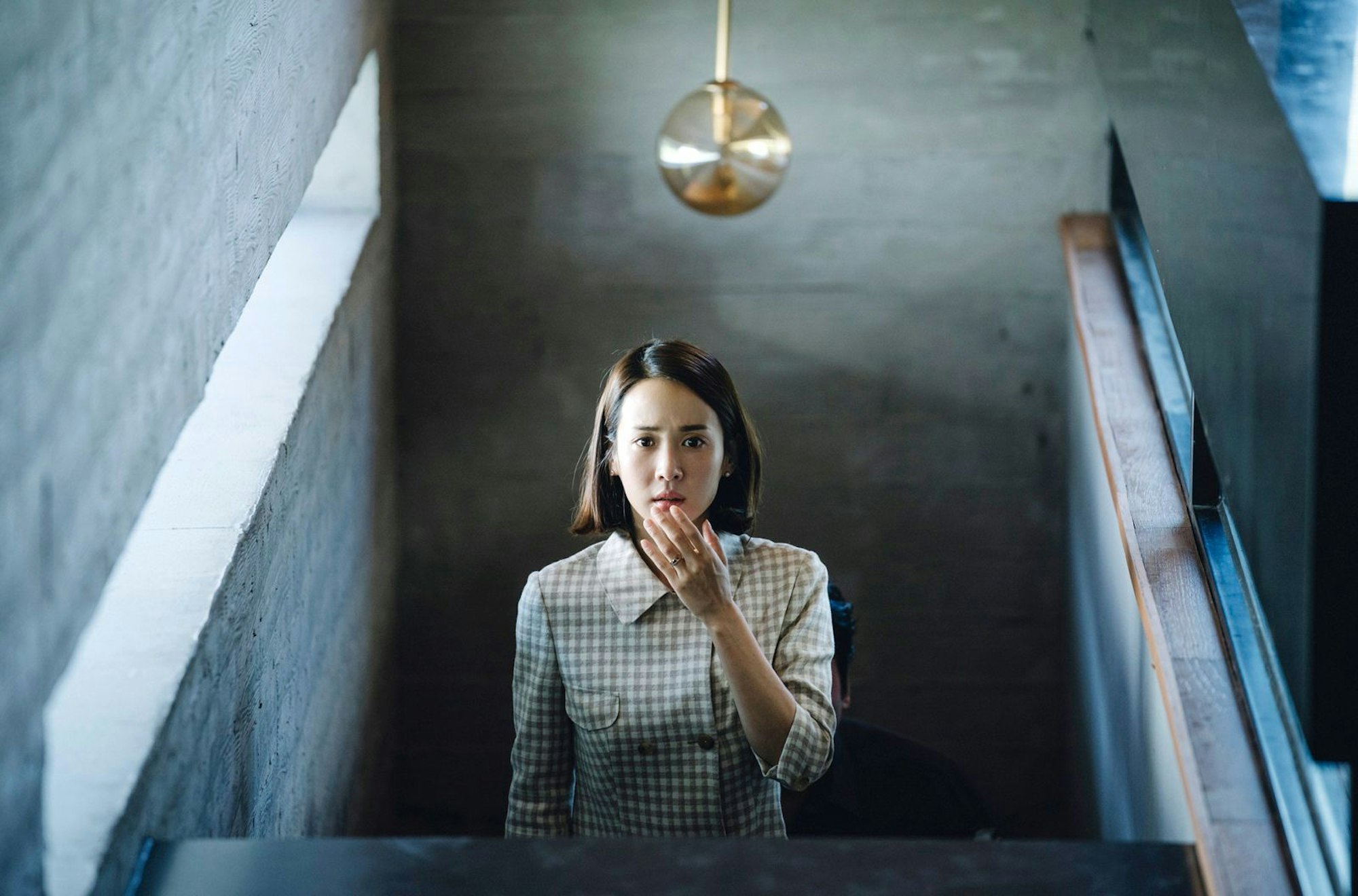 Yeon-kyo (Jo Yeo-jeong) hat keine Vorstellung davon, was in ihrem Haus vor sich geht. (Bild: ARD Degeto Film/KochMedia)