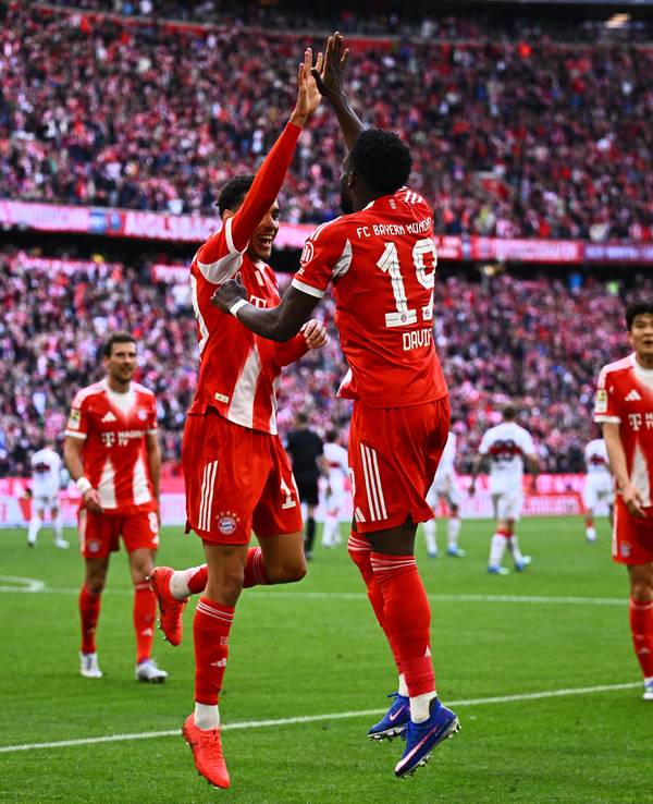 Alphonso Davies (r., Bayern München) bejubelt sein Tor zum 3:1 mit Jamal Musiala.
