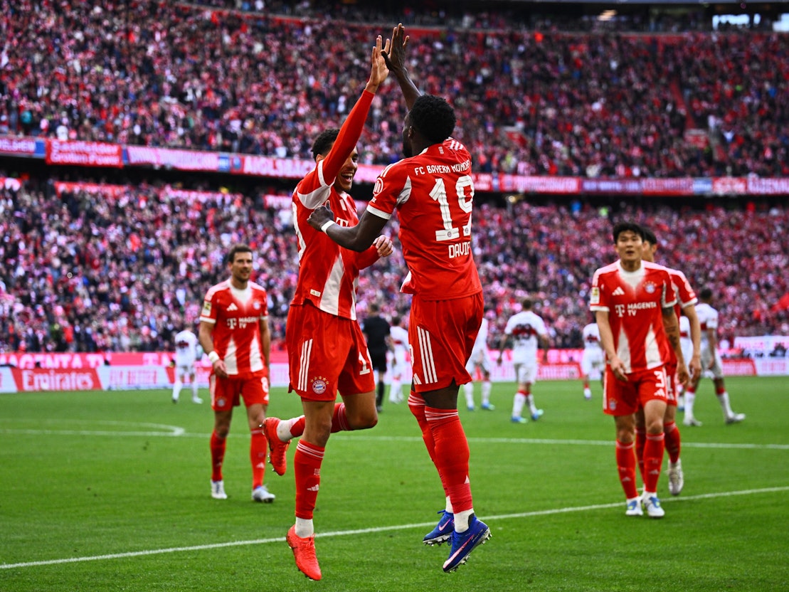 Alphonso Davies (r., Bayern München) bejubelt sein Tor zum 3:1 mit Jamal Musiala.