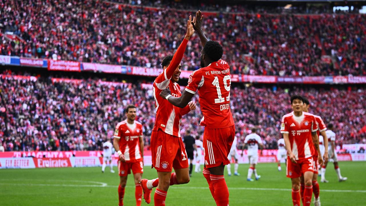 Alphonso Davies (r., Bayern München) bejubelt sein Tor zum 3:1 mit Jamal Musiala.