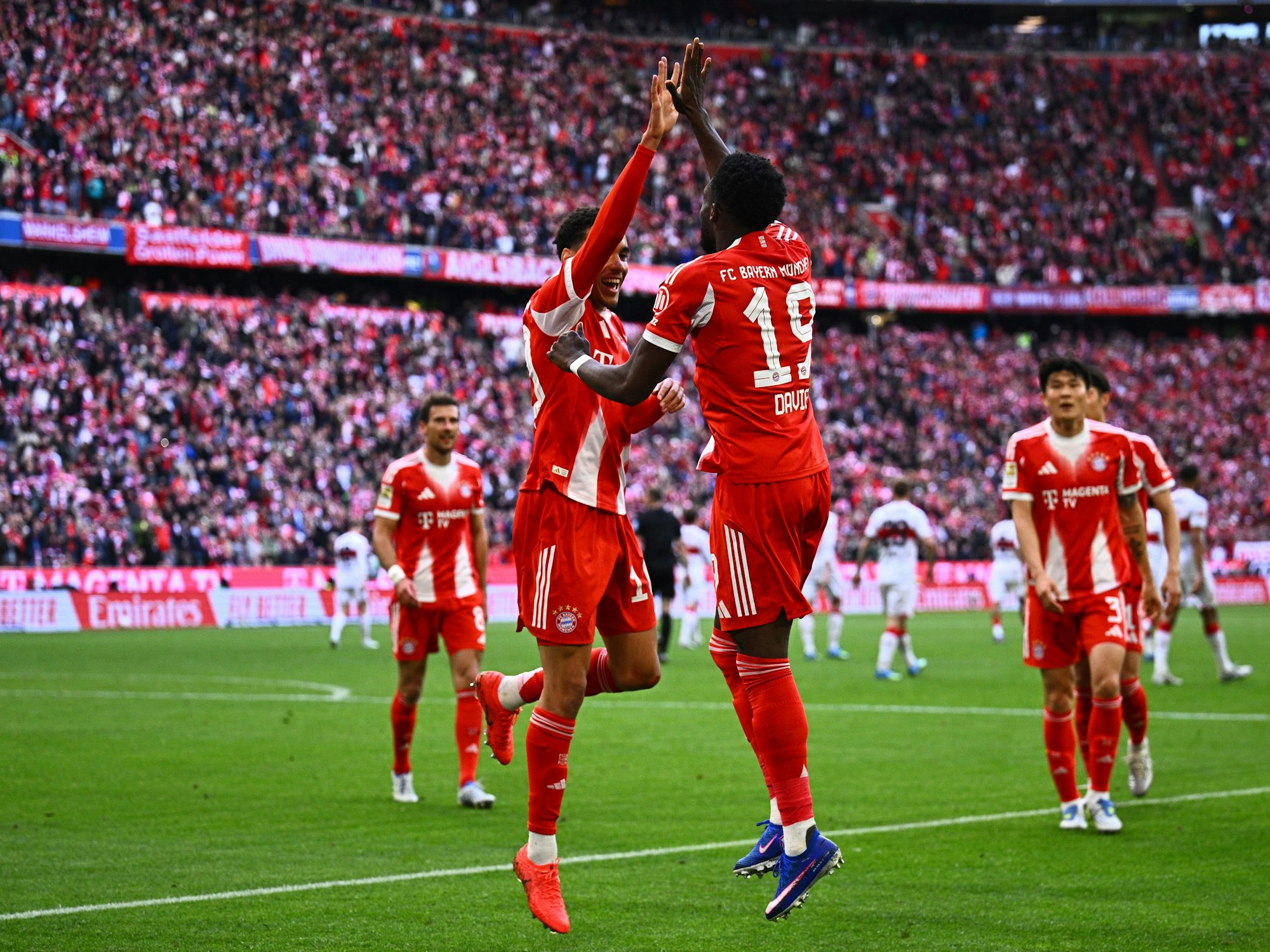 Alphonso Davies (r., Bayern München) bejubelt sein Tor zum 3:1 mit Jamal Musiala.