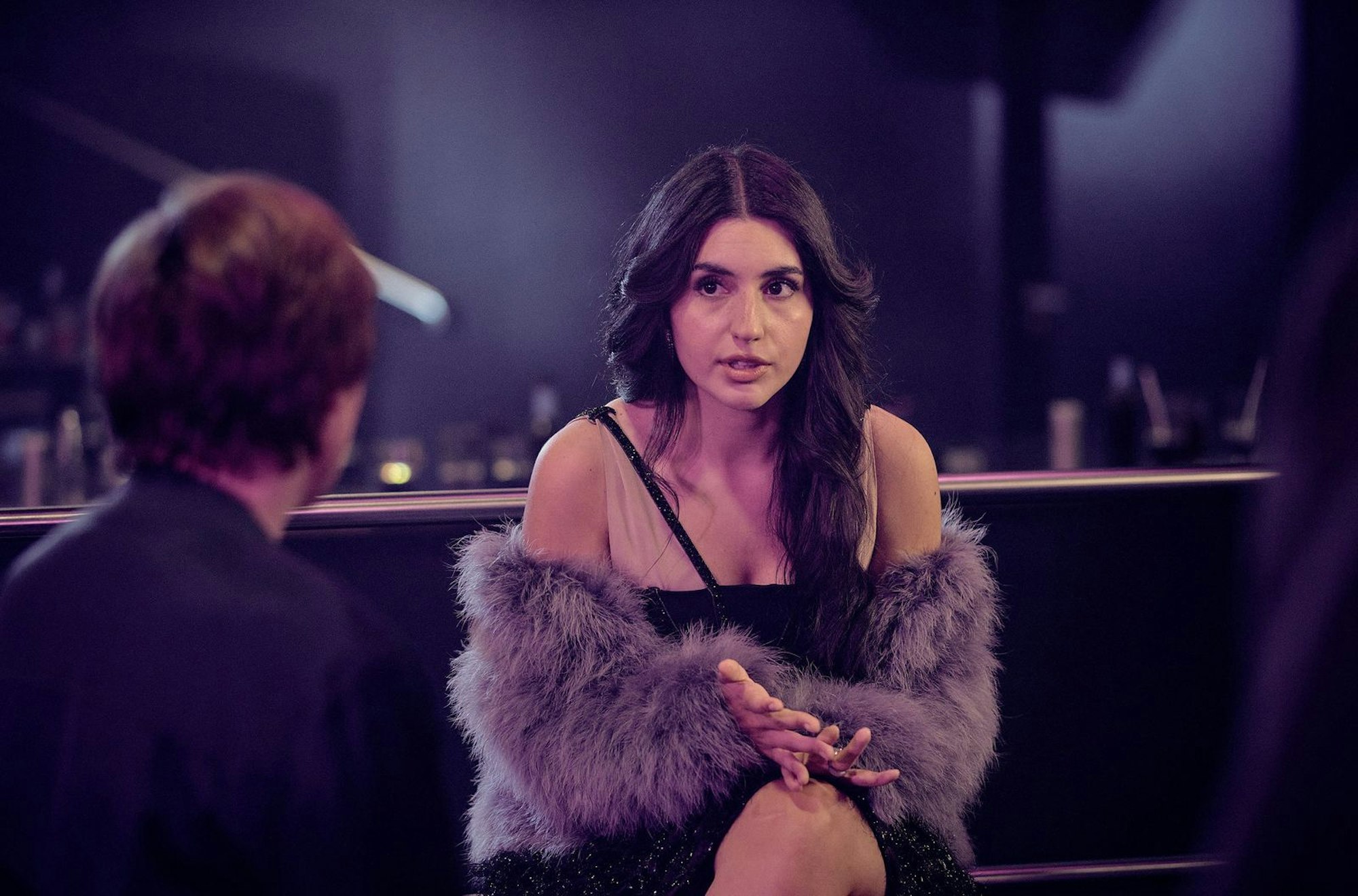 Shirin Mirsa (Awin Erfany, rechts) ist die Freundin des Hauptverdächtigen. Sie erzählt Franziska Tobler (Eva Löbau), wie sehr sich ihr Partner - zum Positiven - verändert hat. (Bild: SWR/Benoît Linder)