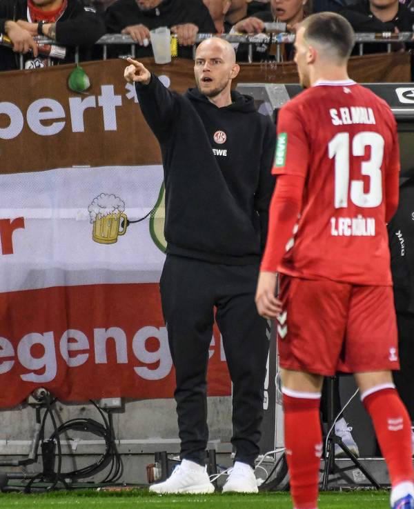 René Wagner gibt Anweisungen im Spiel auf St. Pauli.