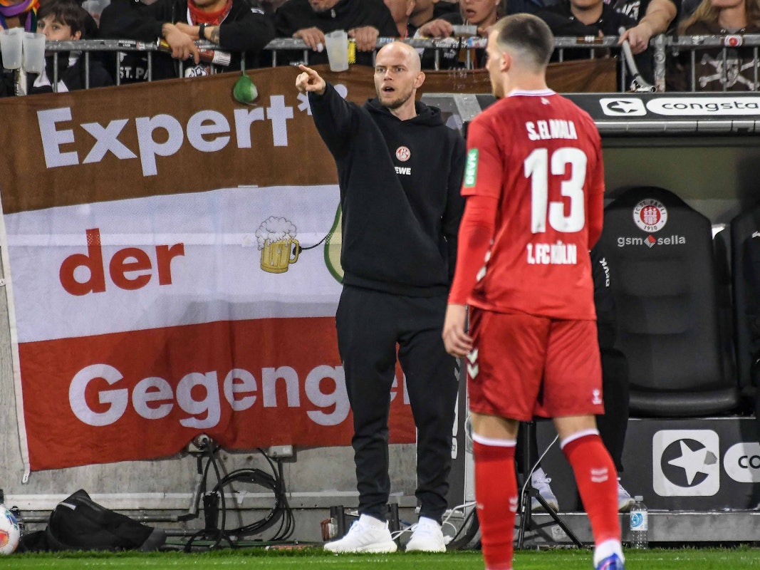 René Wagner gibt Anweisungen im Spiel auf St. Pauli.
