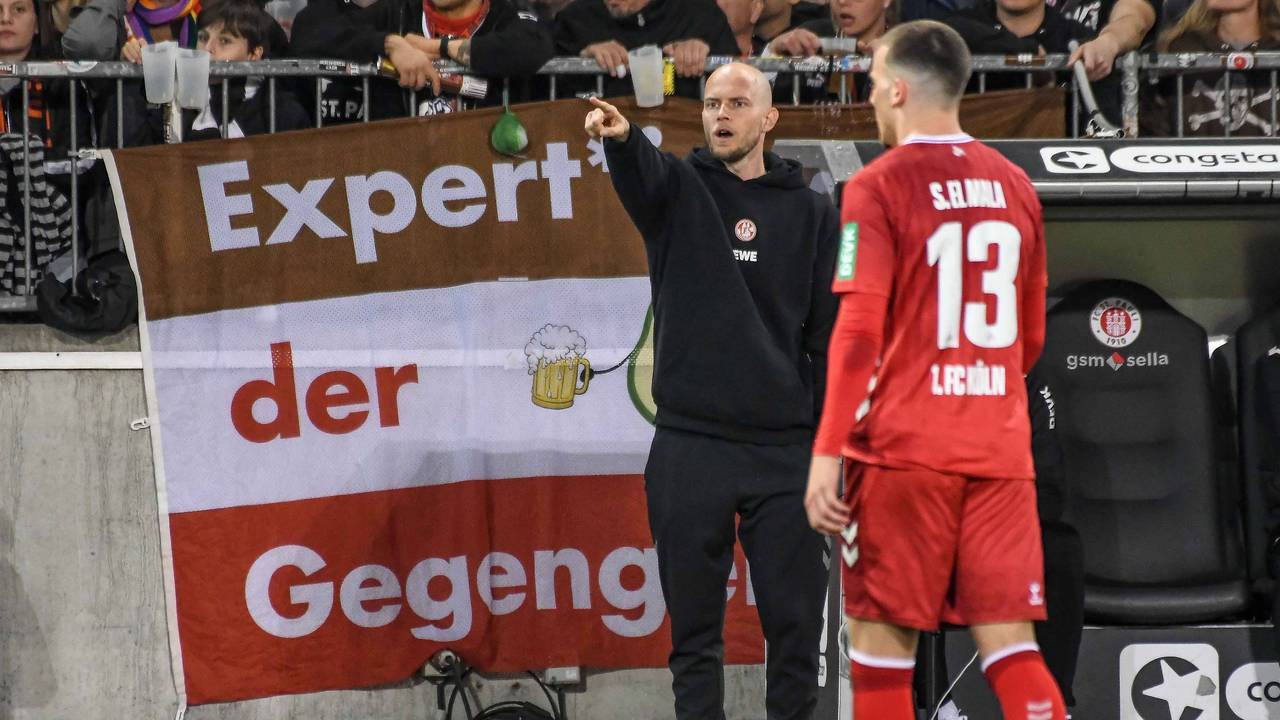 René Wagner gibt Anweisungen im Spiel auf St. Pauli.