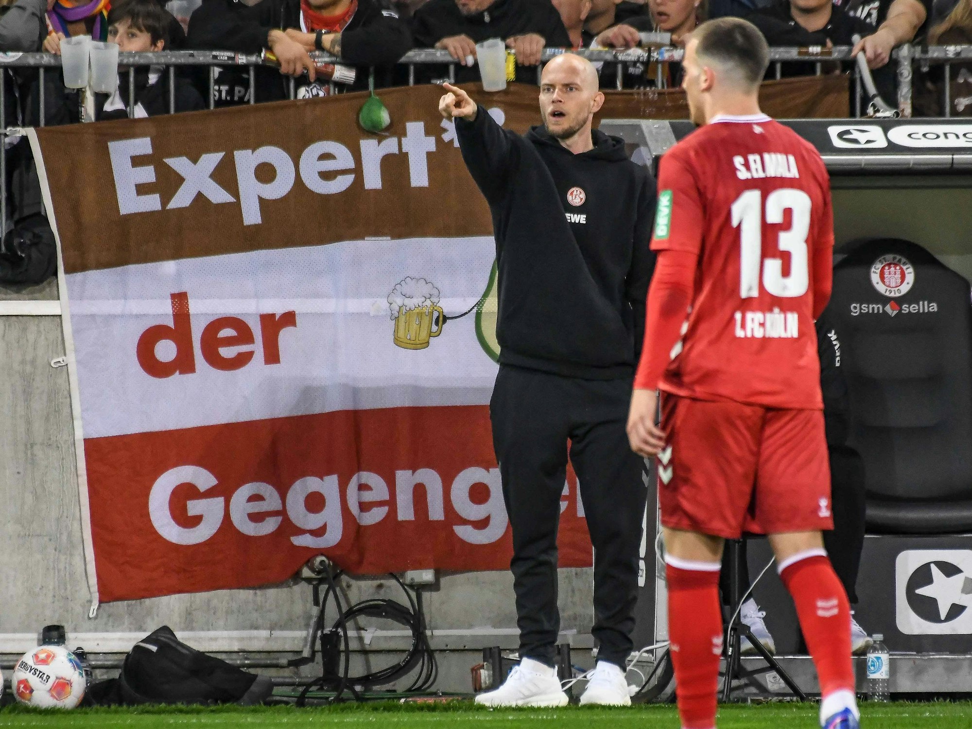 René Wagner gibt Anweisungen im Spiel auf St. Pauli.