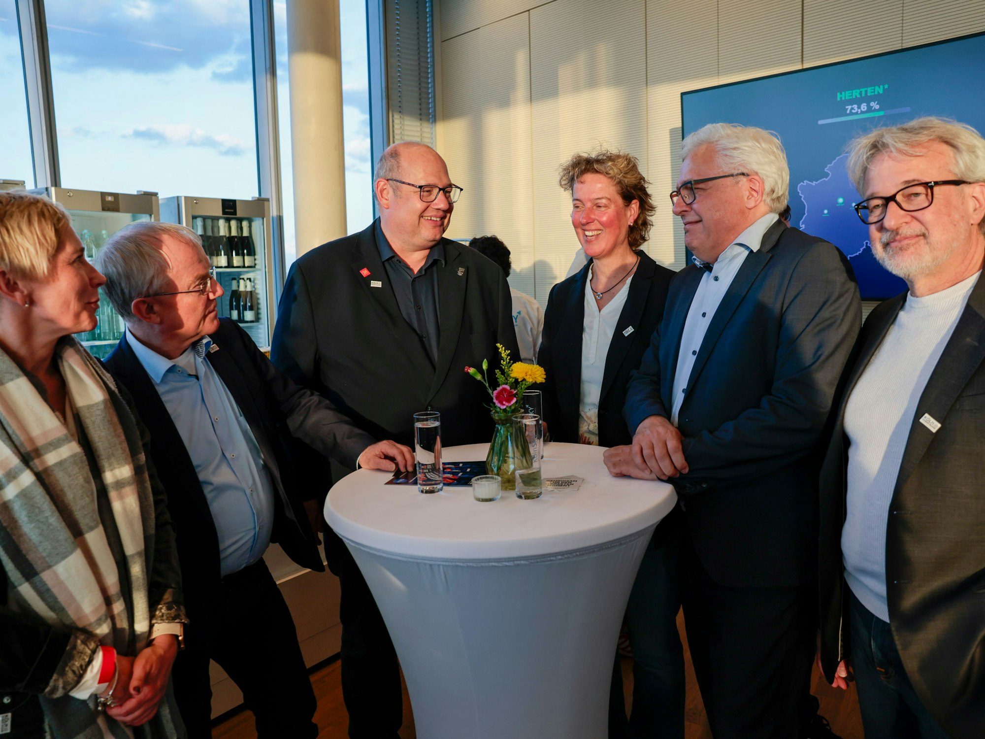 Manja Gregor (Stadt Leverkusen), Rüdiger Scholz (MDL CDU), Oberbürgermeister von Leverkusen Stefan Hebbel (CDU), Local Hero Steffi Nerius, Stadtdirektor und Sportdezernent von Leverkusen Marc Adomat und Stefan Pausch stehen im KölnTriangle Hochhaus zusammen.