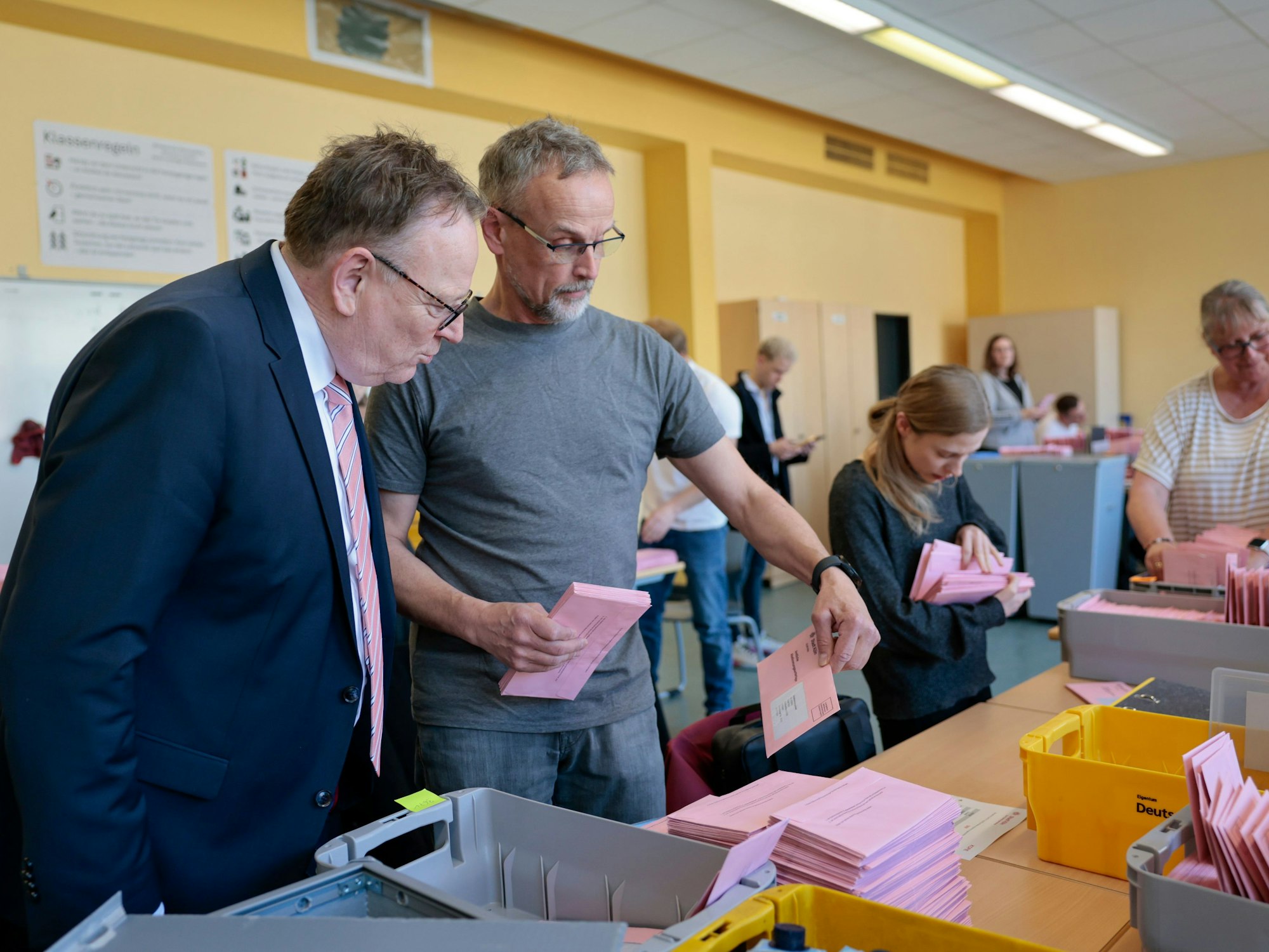 Oberbürgermeister Torsten Burmester besucht das Auszählzentrum und läßt sich von einem Abstimmungshelfer die amtliche Abstimmungsunterlagen der Stadt Köln für die Briefwahl des jeweiligen Bezirks zeigen.