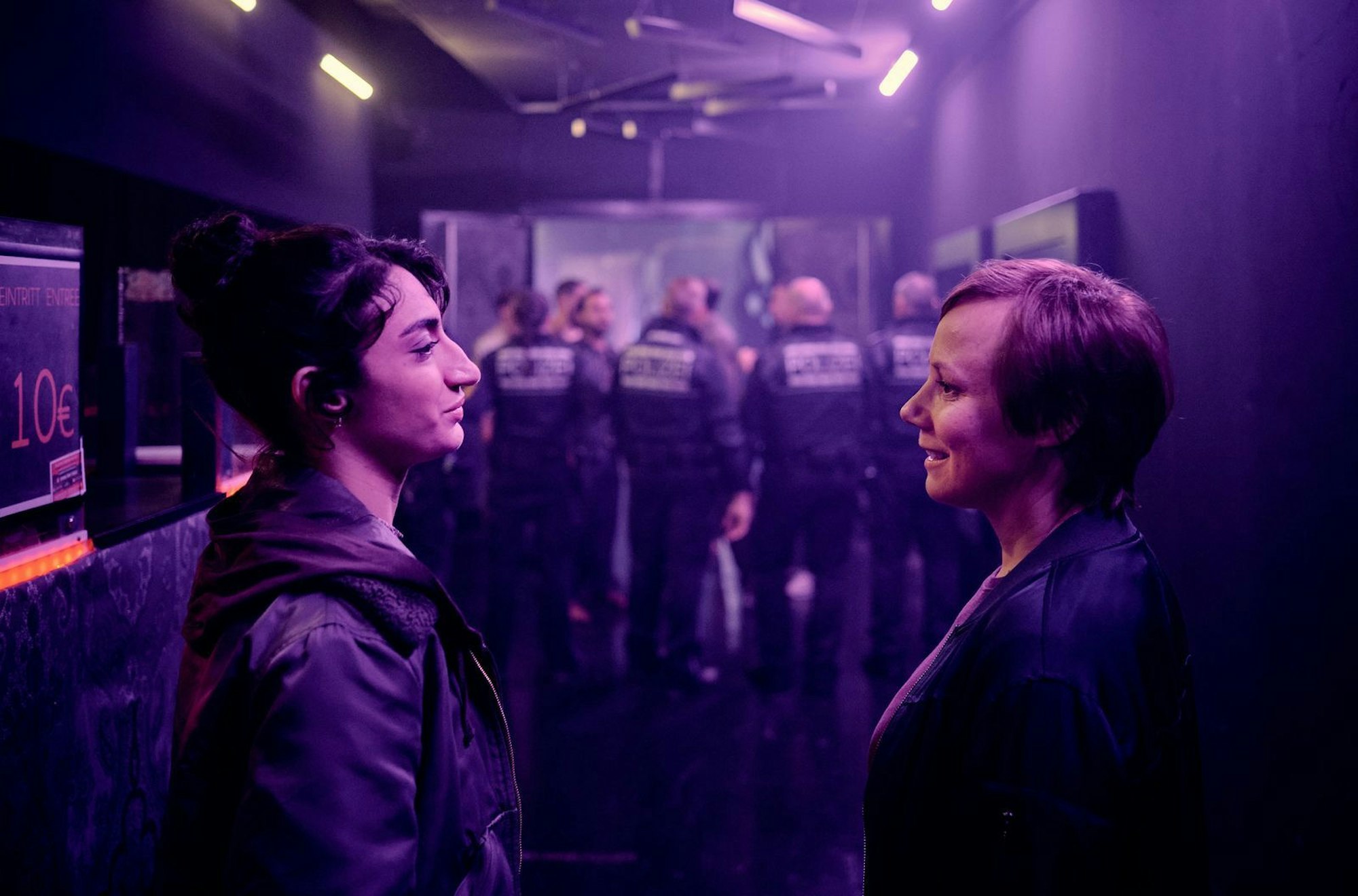 Laura Babayan (Nairi Hadodo, links) und Franziska Tobler (Eva Löbau) von der Freiburger Kripo müssen versuchen, die angespannte Situation im Club im Griff zu behalten. (Bild: SWR/Benoît Linder)