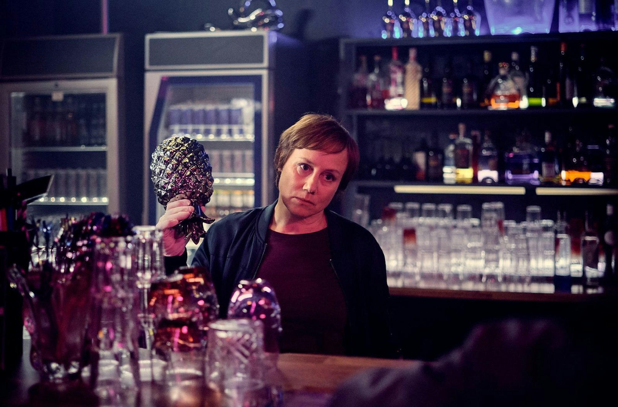 Die Tatwaffe ist verschwunden. Franziska Tobler (Eva Löbau) findet jedoch in der Diskothek einiges, das als Totschlag-Werkzeug geeignet gewesen wäre. (Bild: SWR/Benoît Linder)