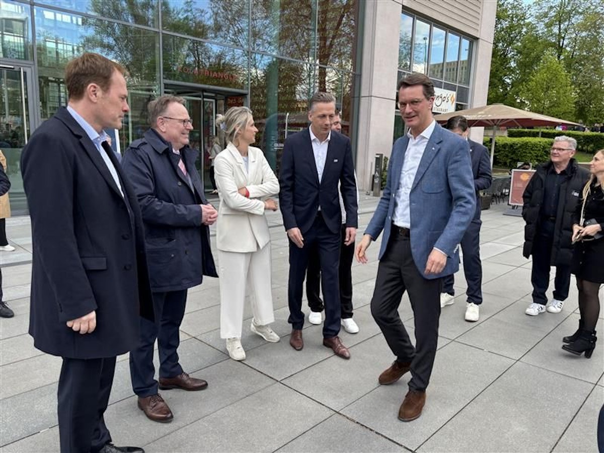 Ministerpräsident Hendrik Wüstist in Köln eingetroffen. Er wird unter anderem von (v.l.) Stephan Keller (OB Düsseldorf) und Torsten Burmester (OB Köln) begrüßt.