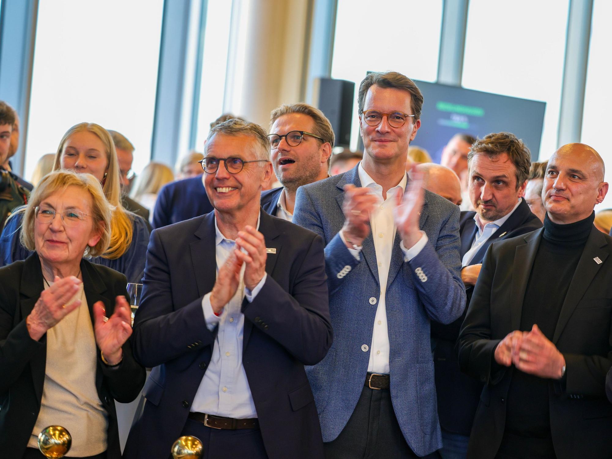 Ministerpräsident Hendrik Wüst (CDU) klatscht nach Bekanntgabe der ersten Wahlergebnisse aus den Städten.