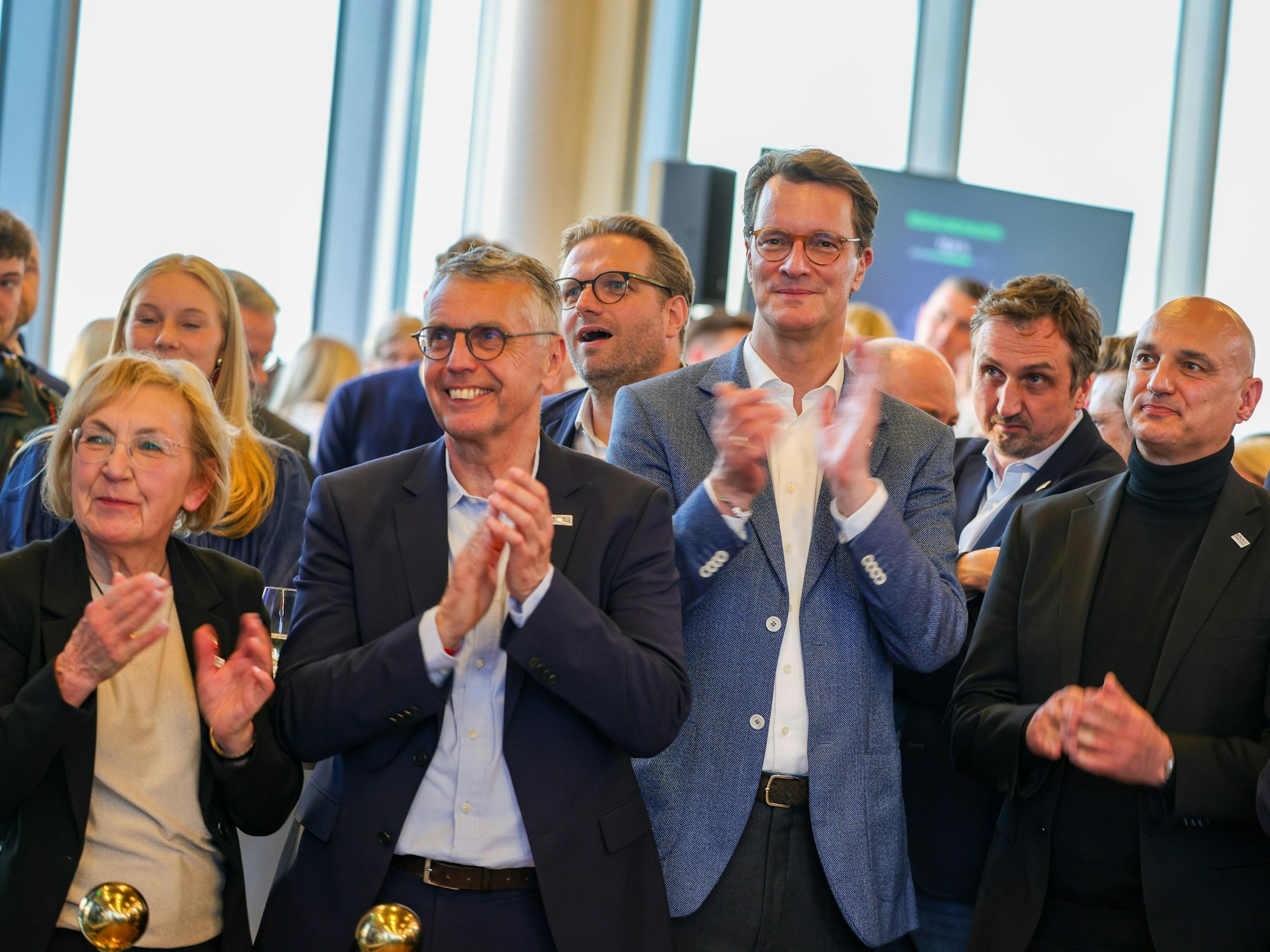 Ministerpräsident Hendrik Wüst (CDU) klatscht nach Bekanntgabe der ersten Wahlergebnisse aus den Städten.