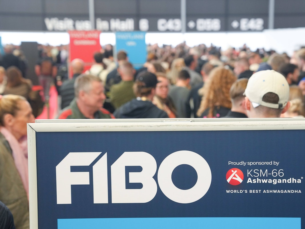 Zuschauer auf dem Weg zur FIBO in den Hallen der Kölner Messe.
