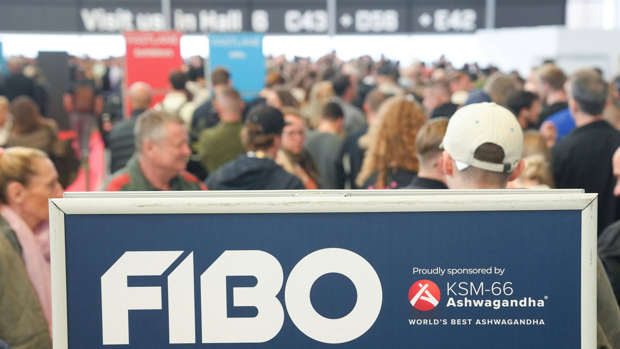 Zuschauer auf dem Weg zur FIBO in den Hallen der Kölner Messe.