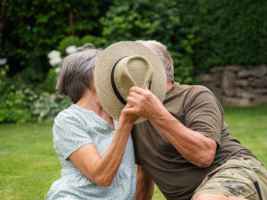 Ein älteres Pärchen küsst sich