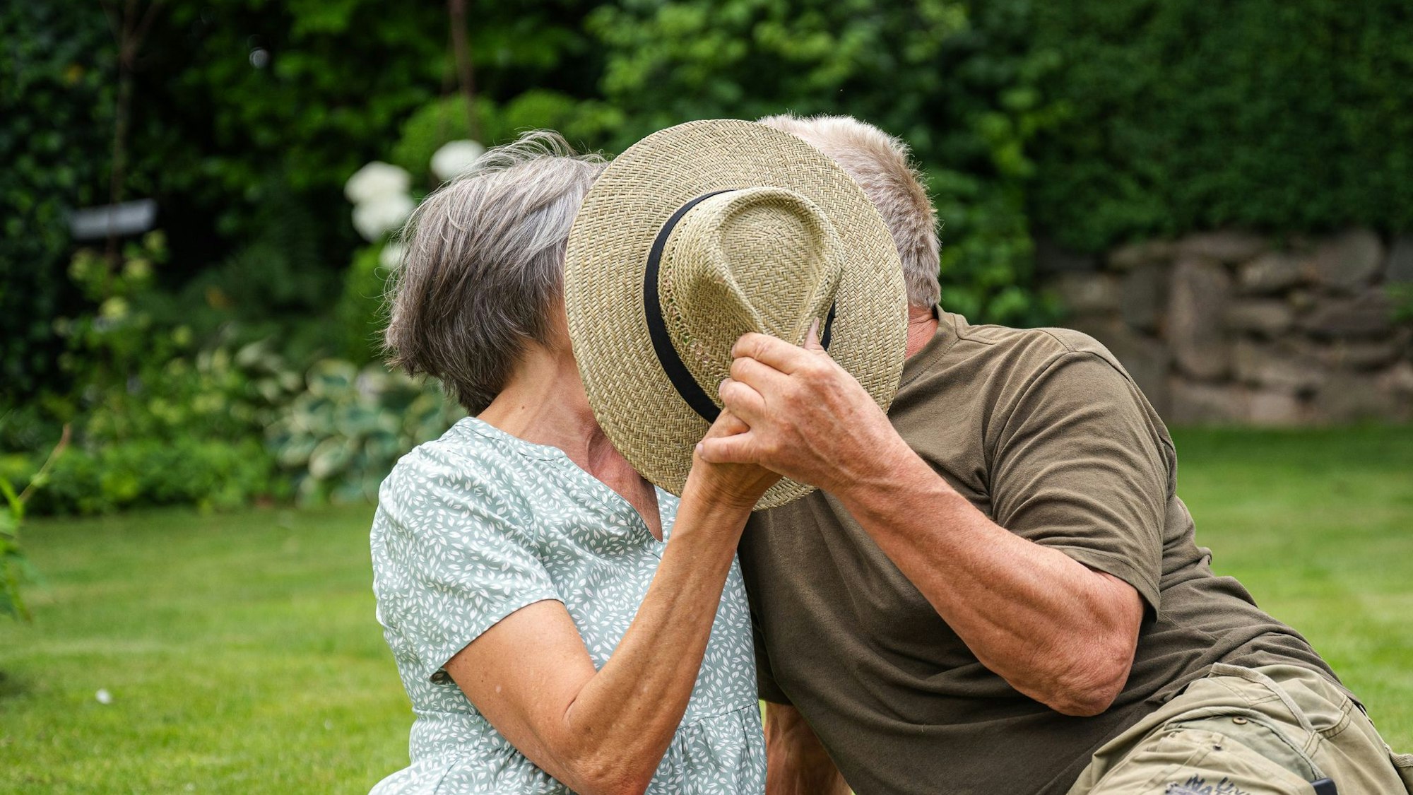 Ein älteres Pärchen küsst sich
