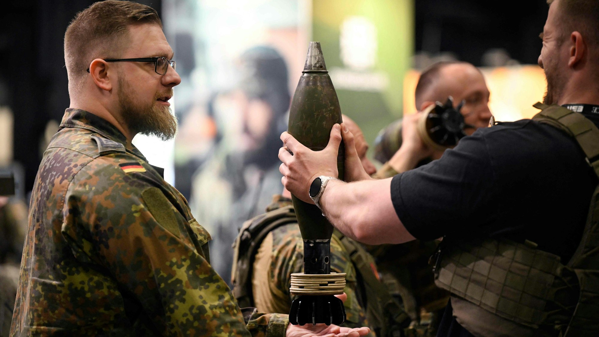 Mörsergranaten stemmen wie im Ernstfall – das können FIBO-Besucher auch machen.