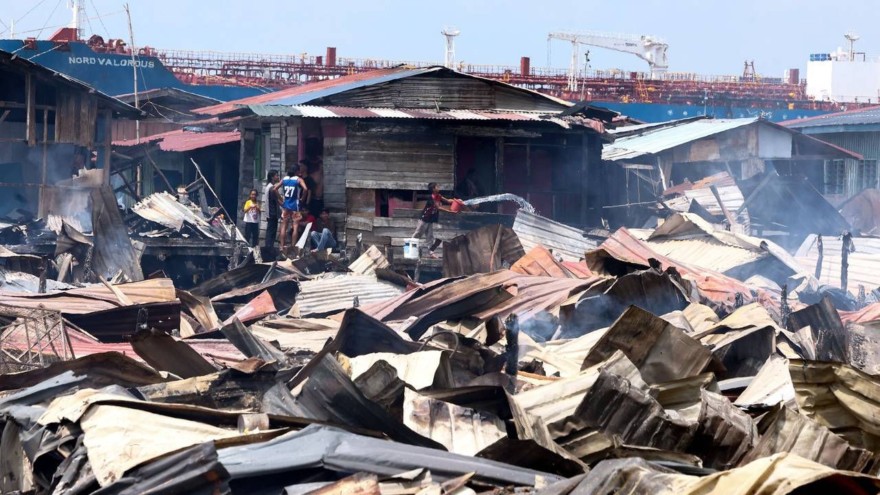 Brand in malaysischem Küstendorf