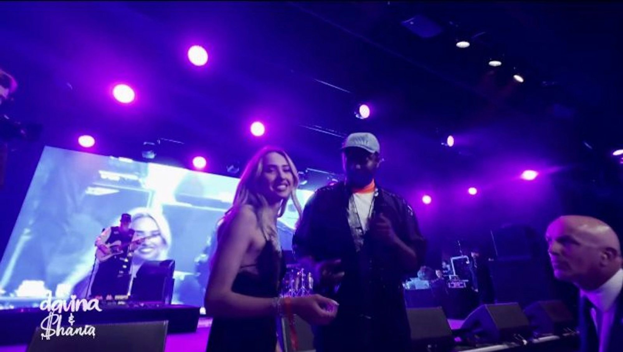 Shania Geiss ist überglücklich: Rapper Will.i.am holt sie für ein Foto auf die Bühne. (Bild: RTL)