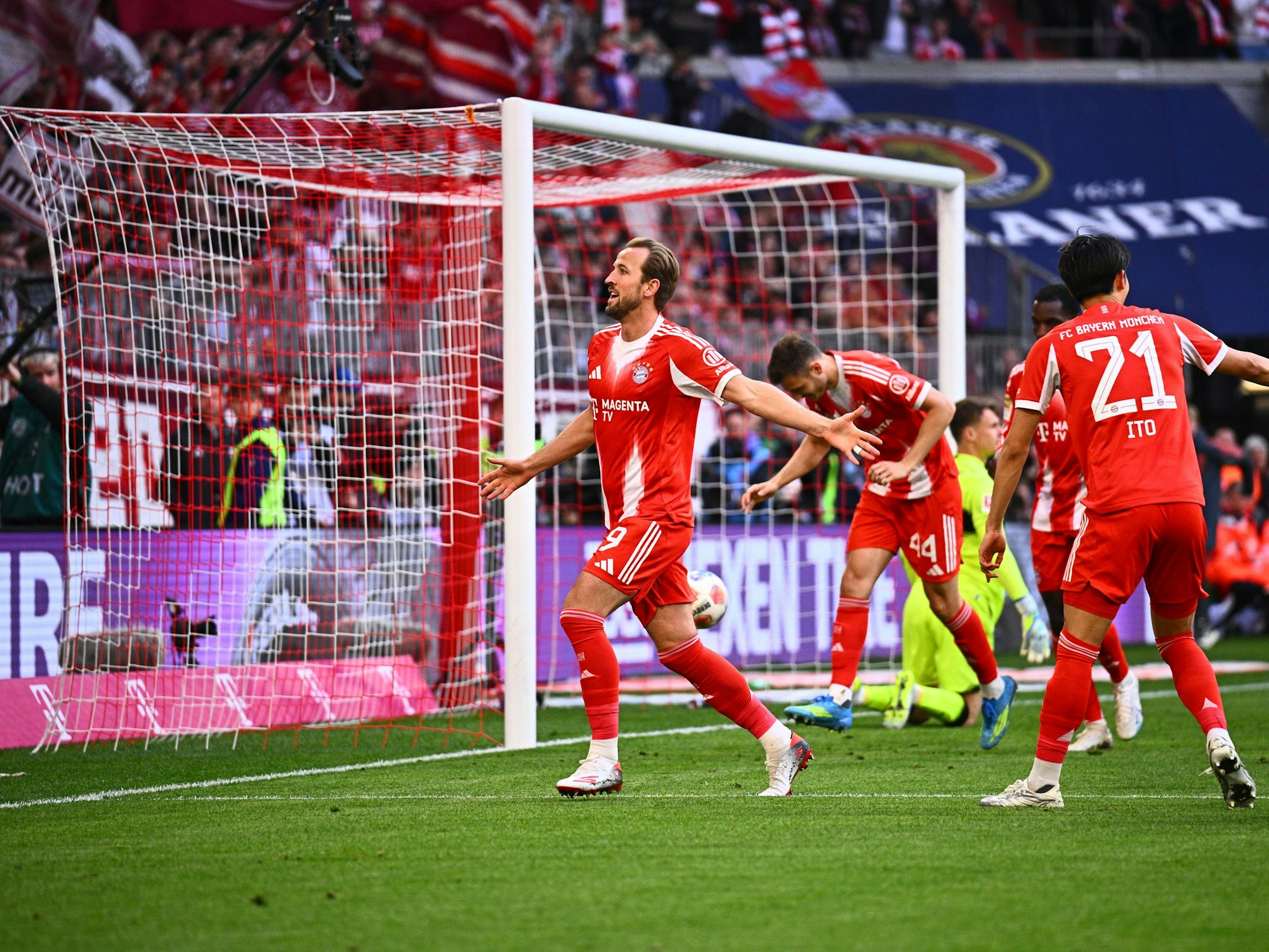 Harry Kane vom FC Bayern jubelt nach seinem Tor zum 4:1.