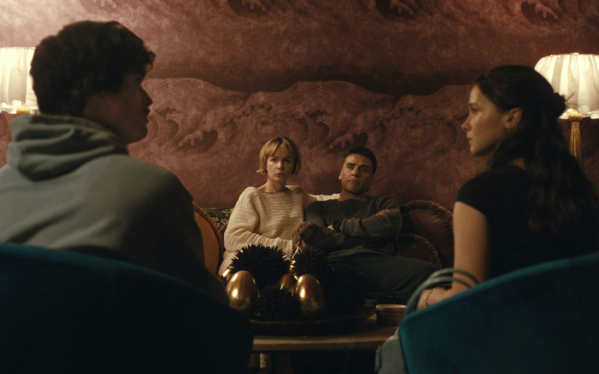 In Staffel 2 von „Beef“ (Netflix) eskaliert erneut ein Streit - dieses Mal zwischen zwei Pärchen, von links: Charles Melton, Carey Mulligan, Oscar Isaac und Cailee Spaeny. (Bild: Netflix)