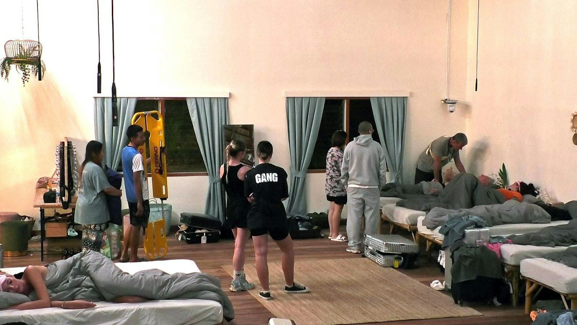 Ein Arzt (rechts) kümmert sich um den schwächelnden Prinzen. (Bild: RTLZWEI)