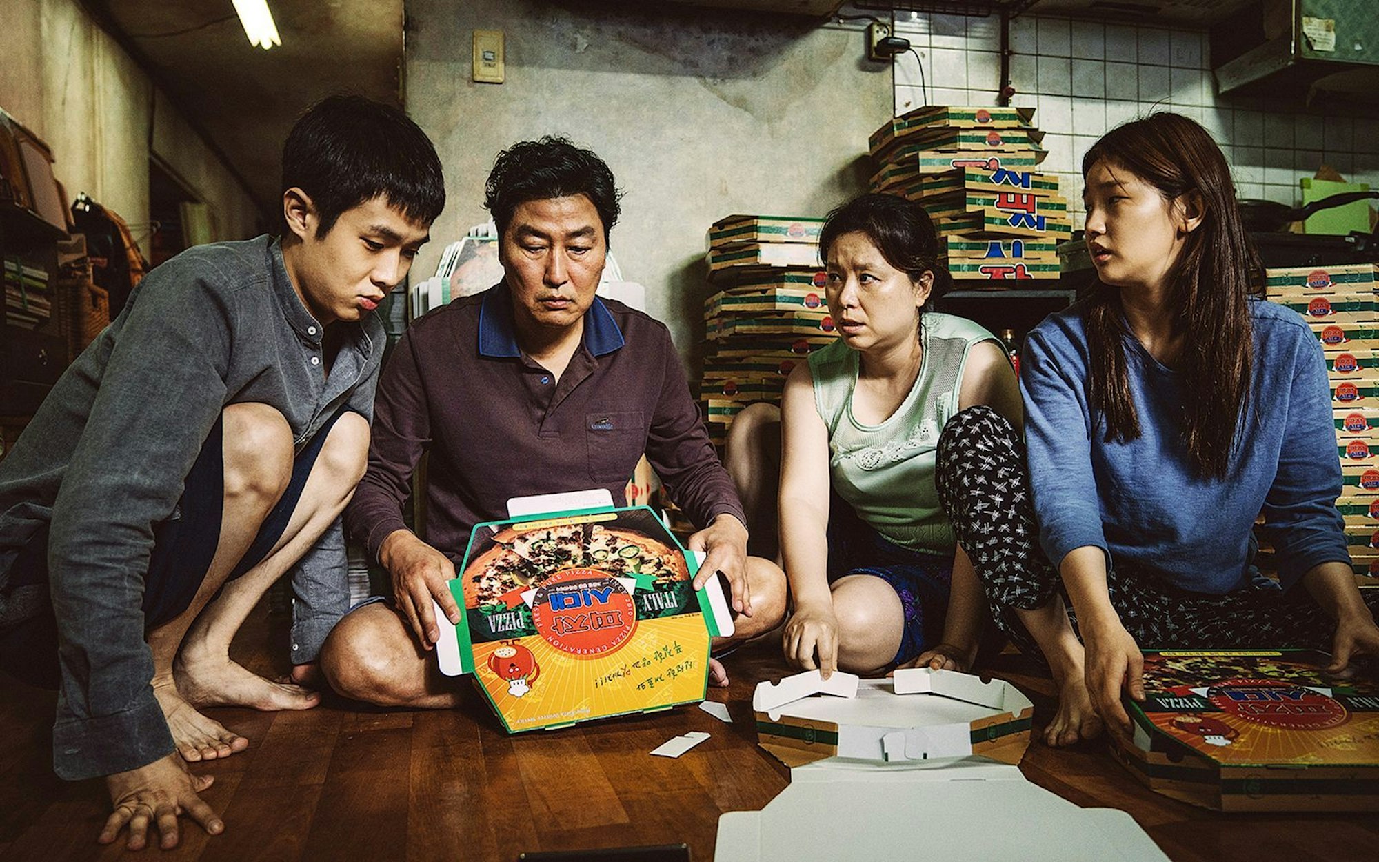 Die arbeitslose Familie Kim (von links: Choi Woo-shik, Song Kang-ho, Jang Hye-jin, Park So-dam) kommt gerade so über die Runden. (Bild: ARD Degeto Film/KochMedia)