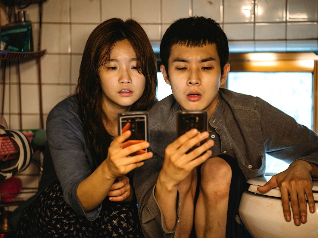 Für kostenloses Internet kriechen Ki-jung (Park So-dam) und ihr Bruder Ki-woo (Choi Woo-shik) in die entlegensten Ecken ihrer Behausung. (Bild: ARD Degeto Film/KochMedia)