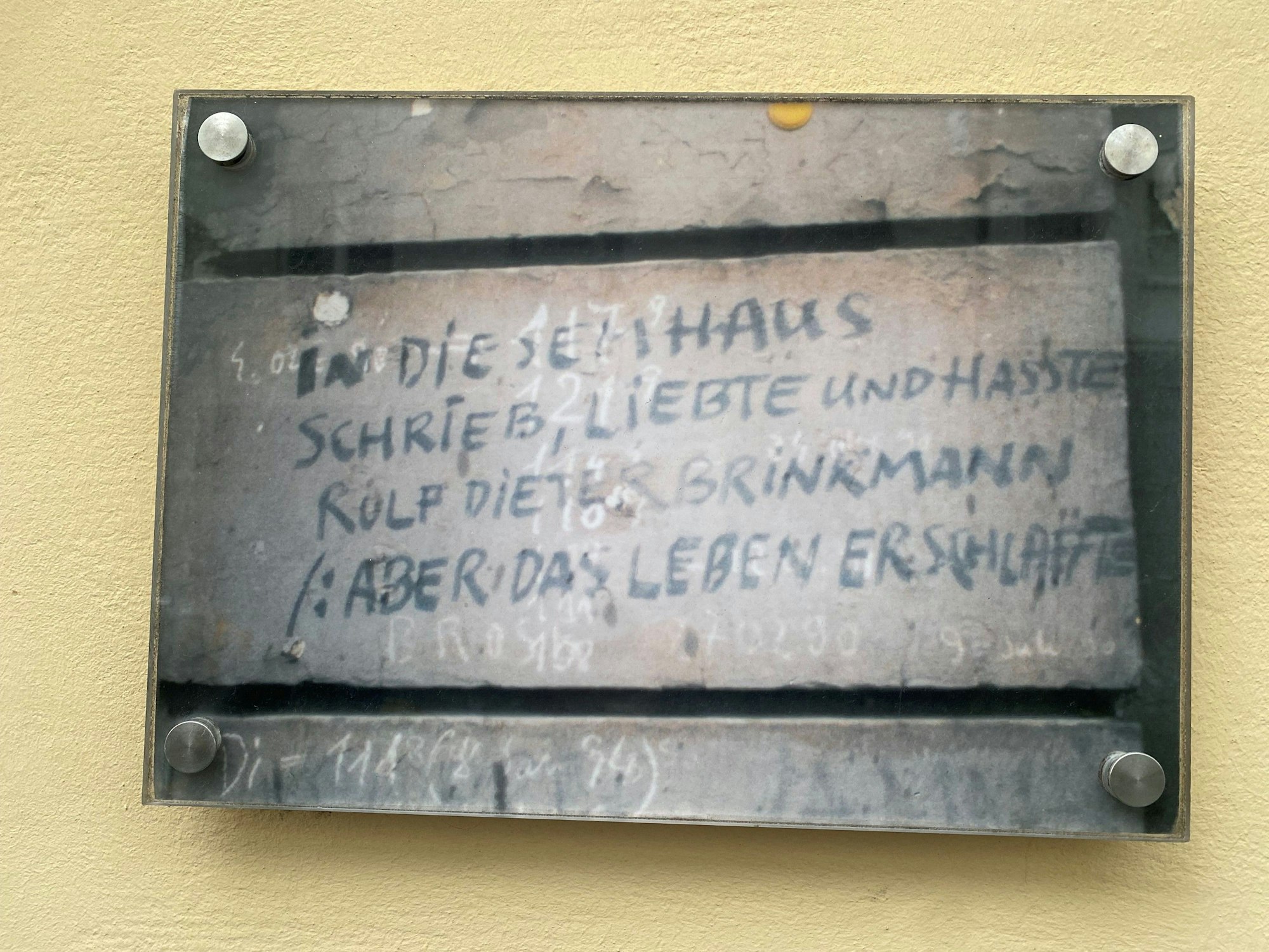Gedenktafel am Wohnhaus von Rolf Dieter Brinkmann